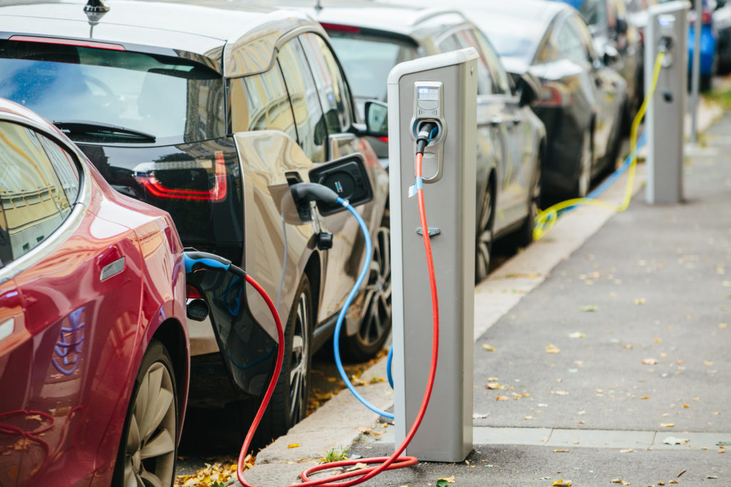 electric cars get battery plug-in charger station